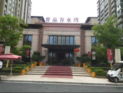 上海高端小区“誉品·谷水湾”自从交房后就连续发生电梯故障。张贵志 摄 