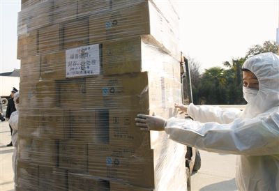 2015年1月4日，上海，工人正在搬运问题食品。 图/CFP