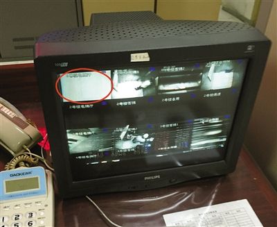 物业监控室显示器显示，电梯轿厢内一片雪白。 邵女士供图