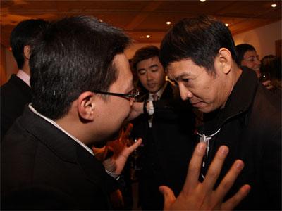 图文：新浪财经与李连杰交流