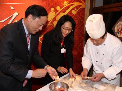 图文：中国之夜嘉宾赵令欢和王雪红包饺子