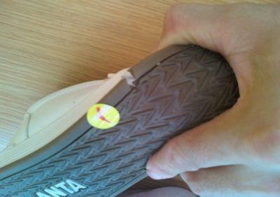 消费者供图：断底安踏鞋