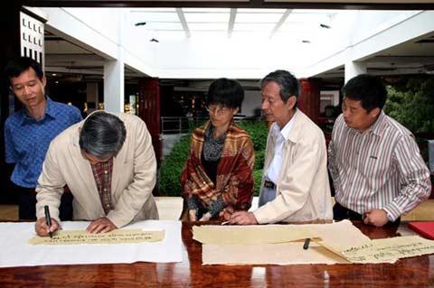 泰中文化经济协会会长披尼阁下及世界华商协会主席卢俊卿一行到丽江考察