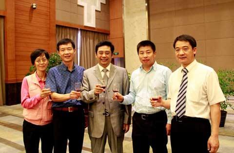 泰中文化经济协会会长披尼阁下及世界华商协会主席卢俊卿一行到丽江考察