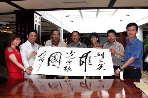 泰中文化经济协会会长披尼阁下及世界华商协会主席卢俊卿一行到丽江考察