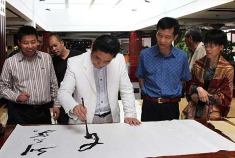 泰中文化经济协会会长披尼阁下及世界华商协会主席卢俊卿一行到丽江考察