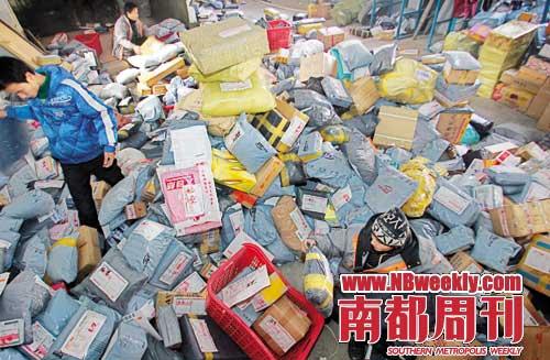 　　2010年12月19日，申通快递湖北襄阳分公司，到港的快件堆满仓库。圣诞元旦网购狂潮日益临近，快递公司再度爆仓。
