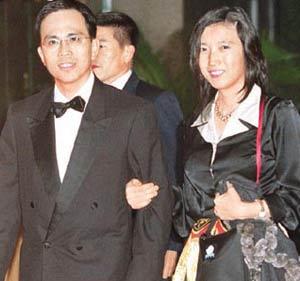 图为李泽钜和妻子