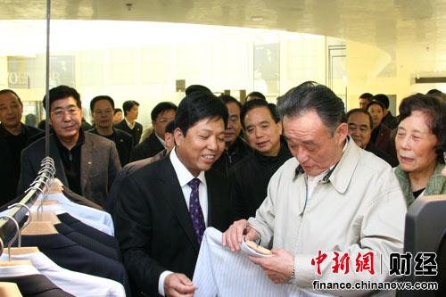 2009年，中共中央政治局常委、全国人大常委会委员长吴邦国考察宁波雅戈尔集团(资料图片)