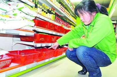 在南京翠岛花城南门一超市，店员指着空空的塑料筐说，盐都被人抢光了。
