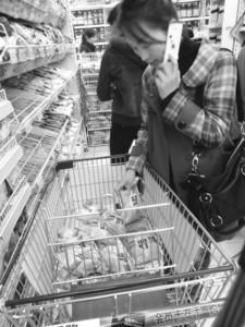 市民正在抢购食盐。