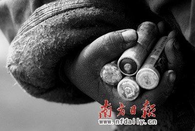 　　生活在垃圾场的儿童把废旧电池当玩具