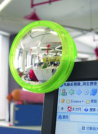 　　电脑后视镜其实就是一个直径在7.5厘米左右的圆形反光镜。