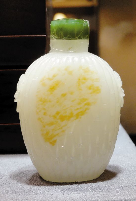 　　籽料鼻烟壶
