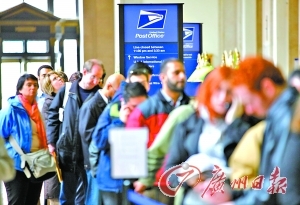 　　4月18日是美国人申报个人所得税的截止日，很多人在邮局排队邮寄申报表。