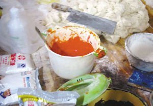 　　工商执法人员在馒头店案板上发现的柠檬黄