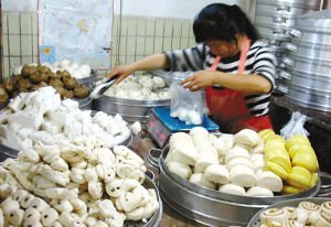 　　该馒头店里的玉米馒头经检测后为“染色馒头”毛荣龙 摄影报道