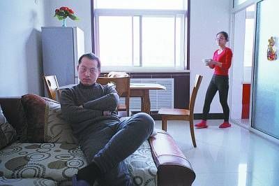 　　岳建波和妻子在家里 