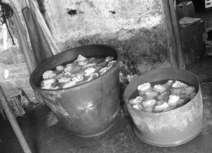 猪皮裹住冻猪肉，再通过捆扎棉线，生产制作成“猪蹄膀”