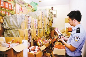 　　警方正在查看涉案物品 警方供图