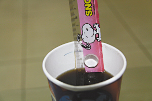 图④：一瓶2.5升装可乐分成4杯