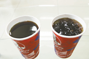 图①：取出两中杯可乐，右边的加冰。