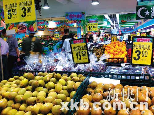 　　■超市的进口水果专柜。李佳文/摄
