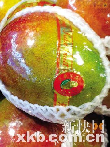 　　■贴有“sunkist”英文标签的海南芒果。