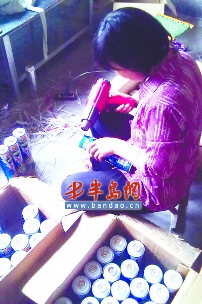 　　加工点内工人正在给超威杀虫剂重新包装喷码