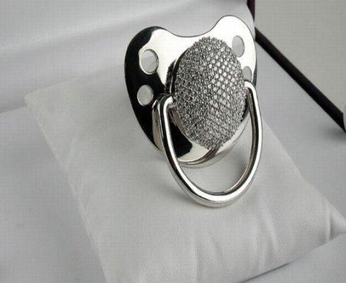 镶嵌278颗钻石的奶嘴