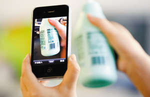 　　手机拍下条码，即可货比三家。　　深圳特区报记者 丁庆林 摄 