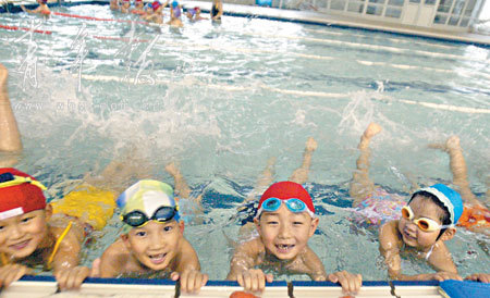 　　炎炎夏日，游泳成为男女老少最喜爱的活动，挑一副适合的泳镜很重要。 