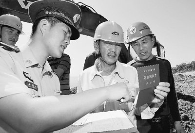 日前，在浙江省重点工程瑞安市北麂岛渔港避风港工程施工现场，边防派出所民警给新来的80多位施工人员免费拍照，并为他们现场办理临时居住证。许哲晰 杨青春摄