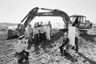 日前，在浙江省重点工程瑞安市北麂岛渔港避风港工程施工现场，边防派出所民警给新来的80多位施工人员免费拍照，并为他们现场办理临时居住证。许哲晰 杨青春摄