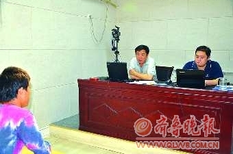 　　近日，民警对犯罪嫌疑人董某进行审讯。 宋超 朱玉慧 摄