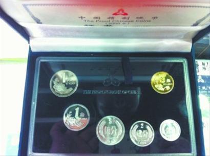 这样一套97-2000精制长城币市场价已达到8000元左右。 记者 孙哲 摄