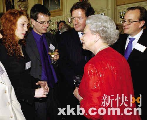 　　■2002年，布鲁克斯与皮尔斯·摩根在温莎城堡接受女王召见。