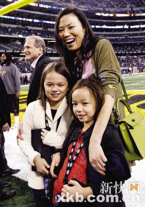 　　■邓文迪与她和默多克的两个女儿。