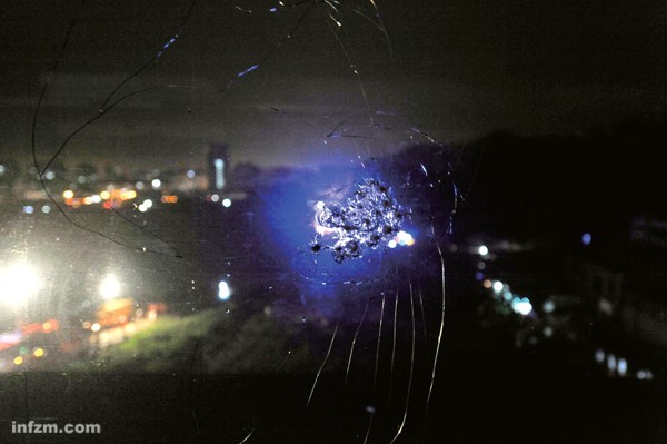 　　D3115 次动车玻璃上留下的紧急破窗锤敲击的痕迹。 (魏一晓/图)