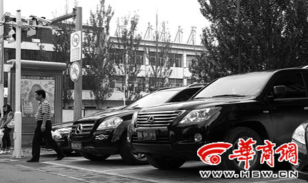 鄂尔多斯街道边高档车辆随处可见