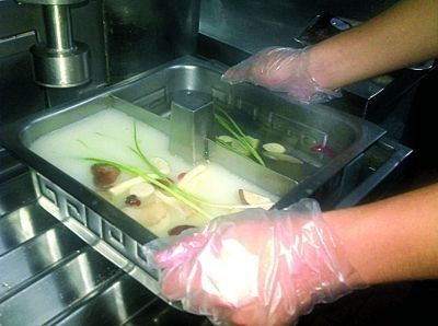 海底捞锅底。(来源：扬子晚报)