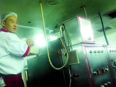 加入机器再搅拌。(来源：扬子晚报)