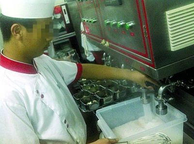 加入开水。(来源：扬子晚报)