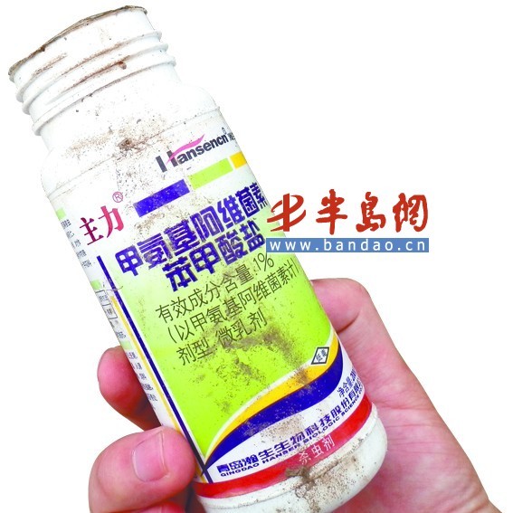 　　记者在地头捡到的农药瓶