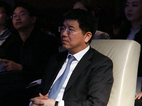 　　现年44岁的韩勇曾任职于中国证监会。