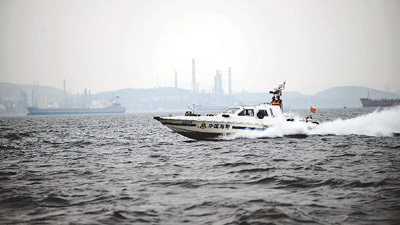 　　9月13日，大连海警在海上巡逻检查，为“达沃斯”护航。