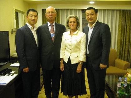 创世品牌量体顾问与施瓦布夫妇合影留念。