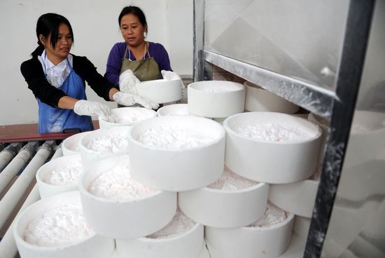 　　稀土被运用于尖端工业领域。图为赣州一个氧化钇灼烧车间。新华社图