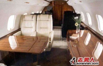 这架飞机虽然乘坐人数不多，但里面设施齐全，有酒吧、健身房、卧室应有尽有。