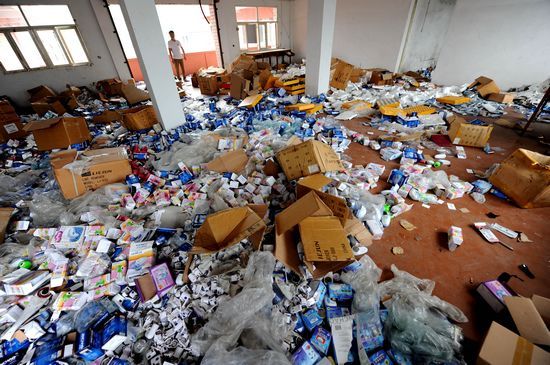 　　8月23日、24日，位于瓯海南白象的温州市锦潮电器有限公司，在老板戴某突然失踪后，公司物品遭供货商及不明身份人员哄抢，现场一片狼藉。IC图